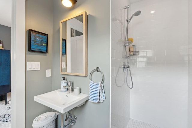 bathroom featuring tiled shower