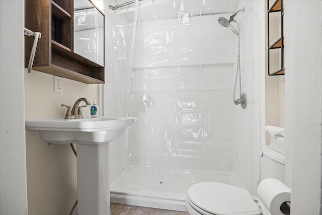 bathroom featuring a shower with curtain and toilet