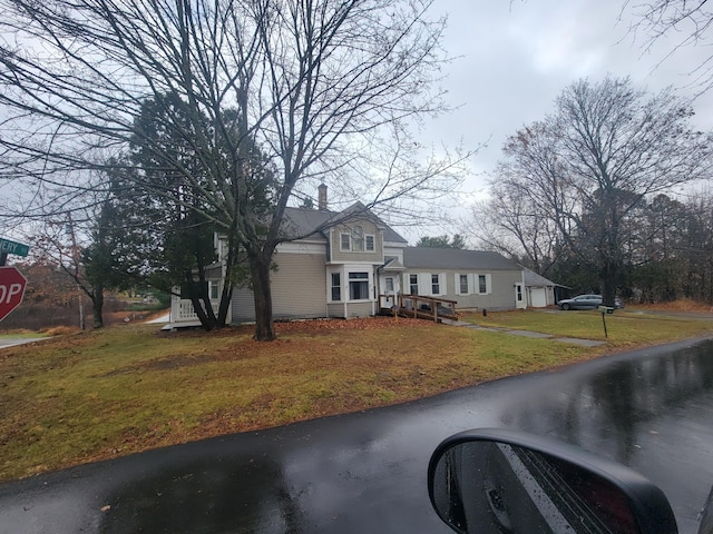 view of front facade featuring a front lawn