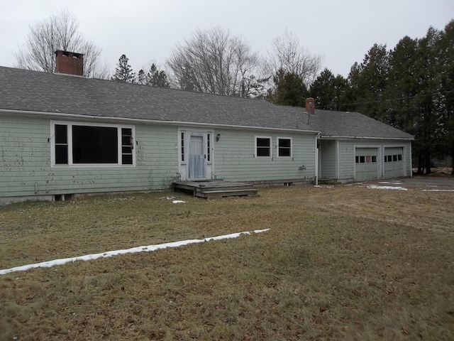 view of front of house featuring a front lawn