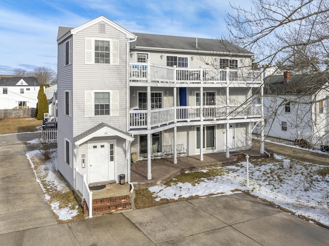 view of front of home featuring a balcony