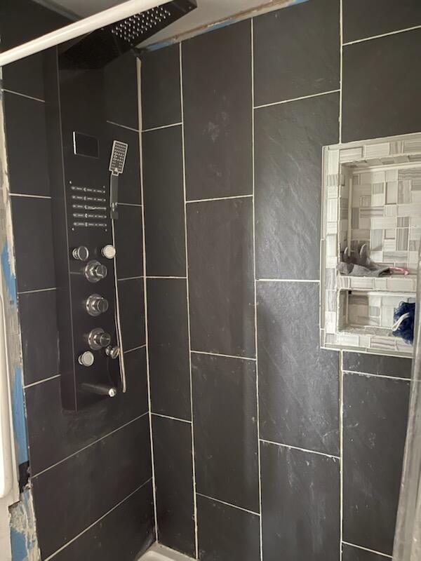 room details featuring a tile shower