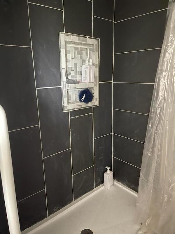 room details featuring tiled shower