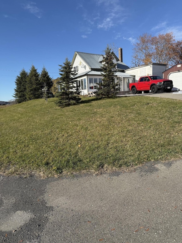 view of front of house featuring a front yard and an attached garage