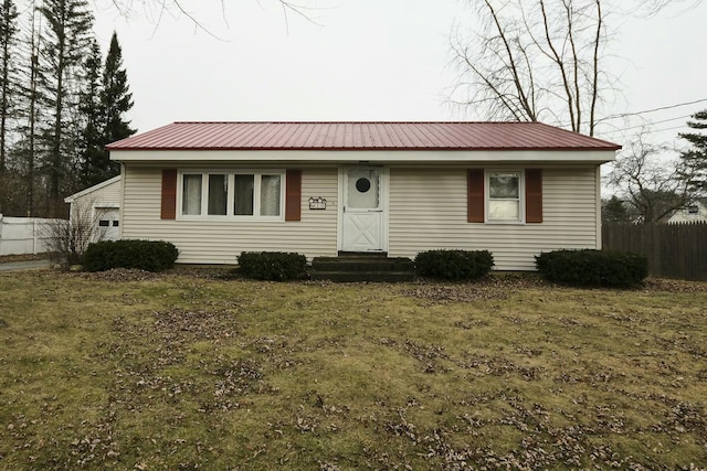 single story home featuring a front lawn