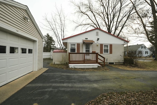 view of front facade with a garage