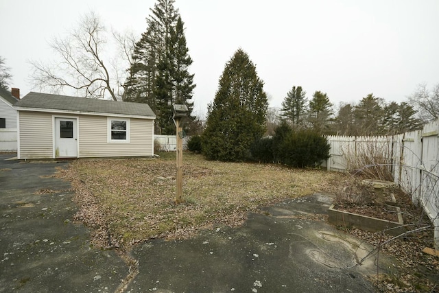 view of yard featuring an outbuilding