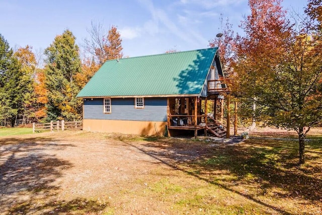 view of side of property featuring a lawn