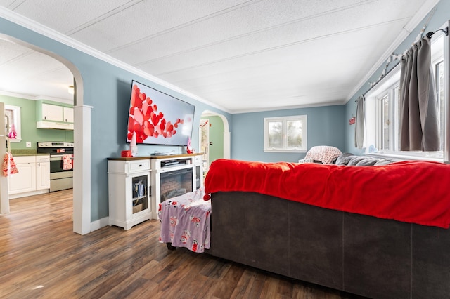 living room featuring a textured ceiling, hardwood / wood-style flooring, and crown molding