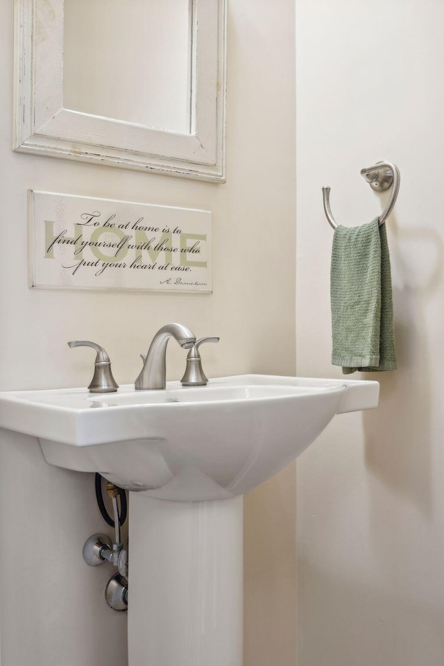 bathroom featuring sink