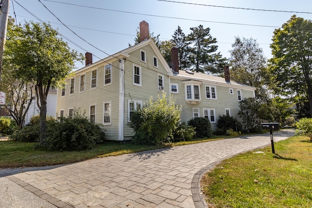 view of front facade featuring a front yard