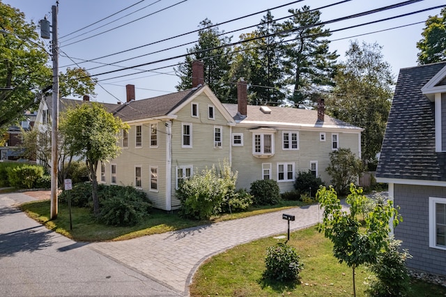 view of front of property featuring a front yard