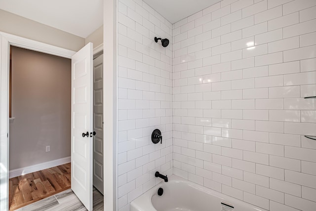 bathroom featuring tiled shower / bath