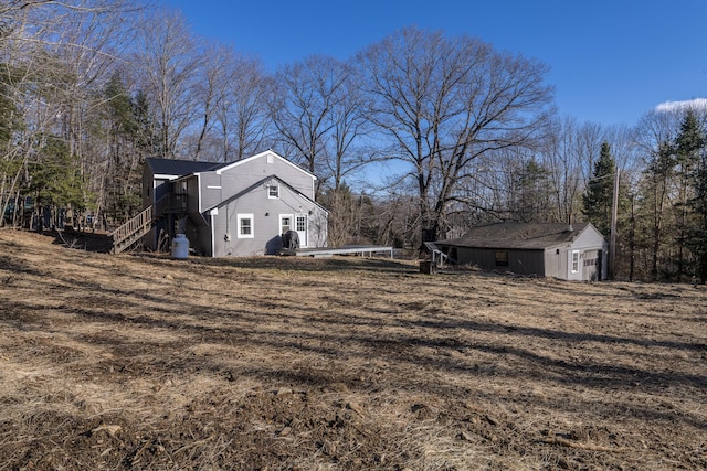 view of yard featuring an outdoor structure