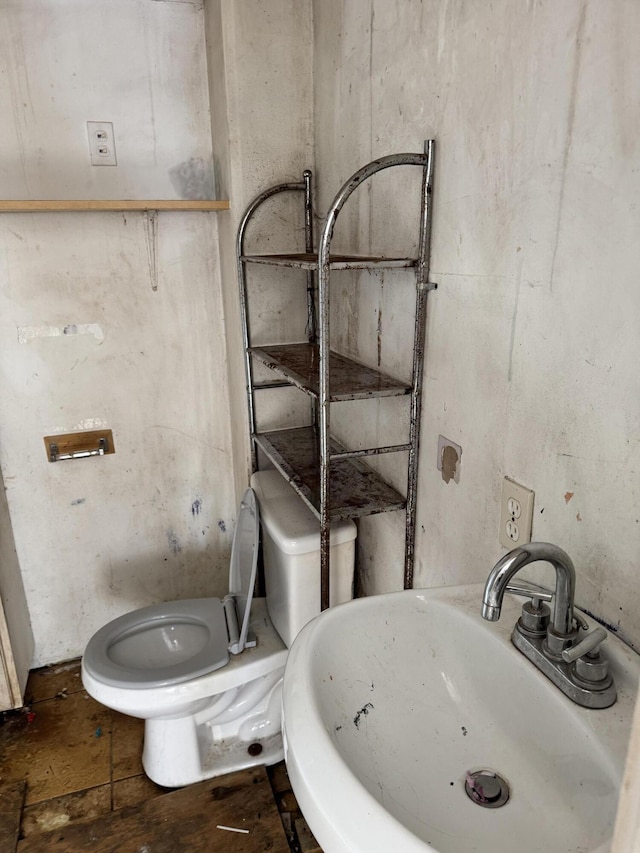 bathroom featuring sink and toilet