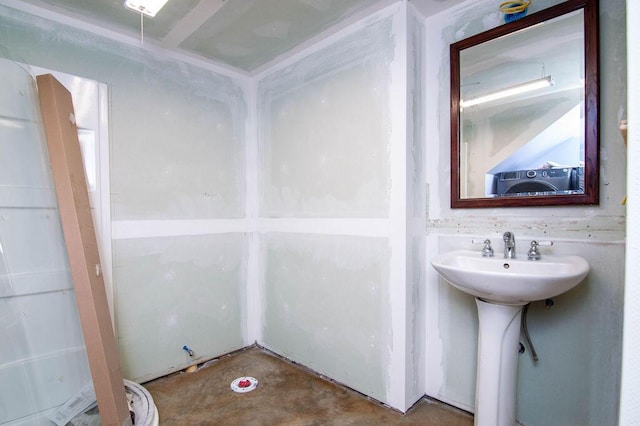 bathroom featuring sink and concrete flooring