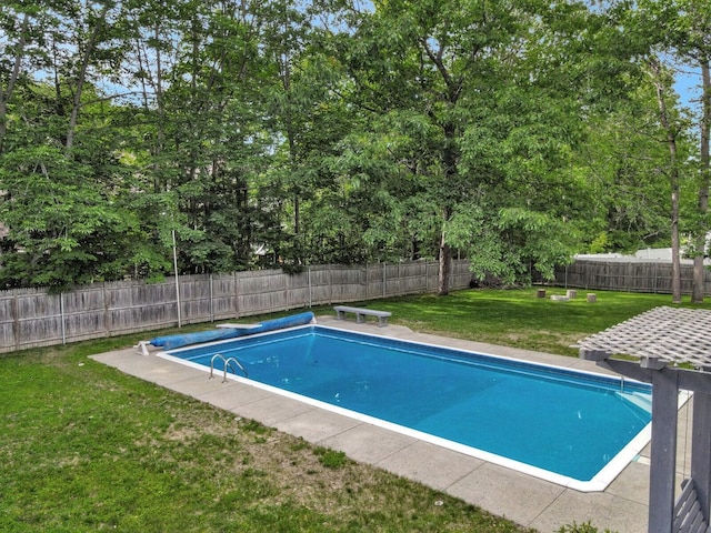 view of swimming pool featuring a diving board and a yard