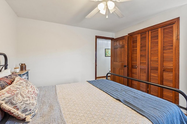 bedroom featuring ceiling fan and a closet