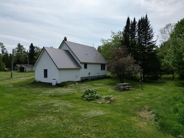 view of side of property featuring a lawn