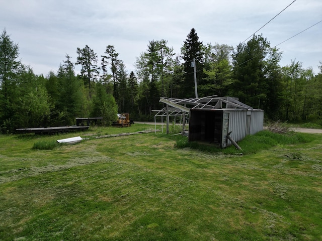 view of yard with an outbuilding