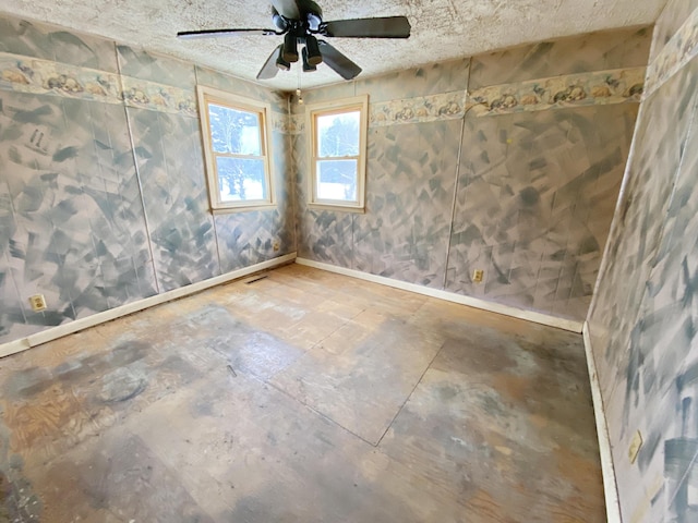 empty room featuring ceiling fan