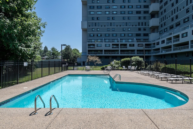 view of swimming pool