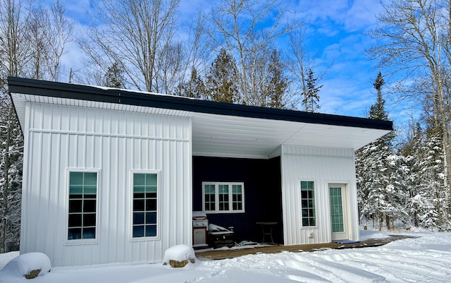 exterior space featuring an outbuilding