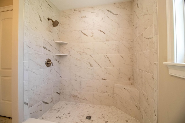 bathroom featuring a tile shower