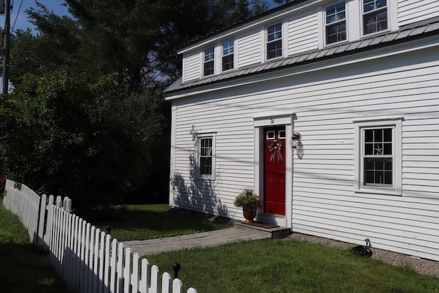 view of front of house featuring a front yard