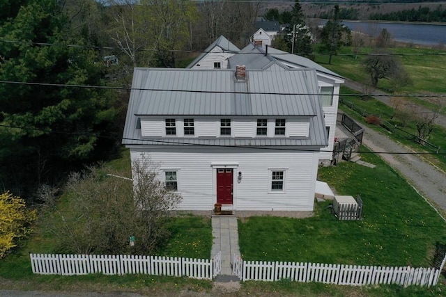 view of front of home featuring a front yard