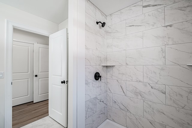 bathroom featuring a tile shower