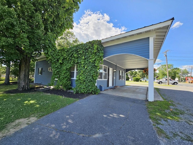 view of front of home with a front yard and a carport