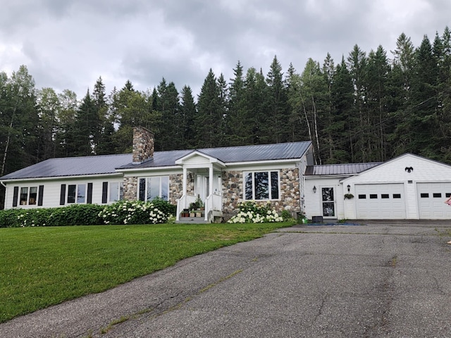 view of front facade with a garage and a front yard