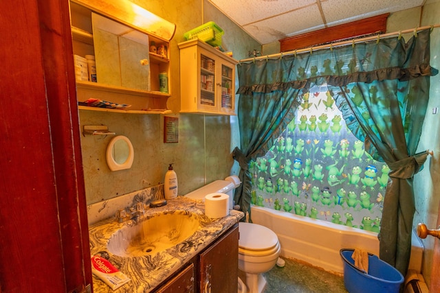 full bathroom featuring shower / bath combo with shower curtain, toilet, a paneled ceiling, and vanity