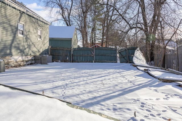 view of yard layered in snow