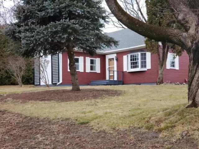 view of front of house featuring a front lawn