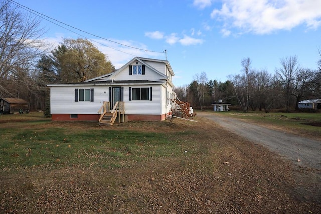 view of front facade featuring driveway and a front yard