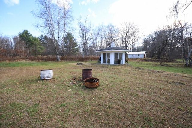 view of yard featuring an outbuilding