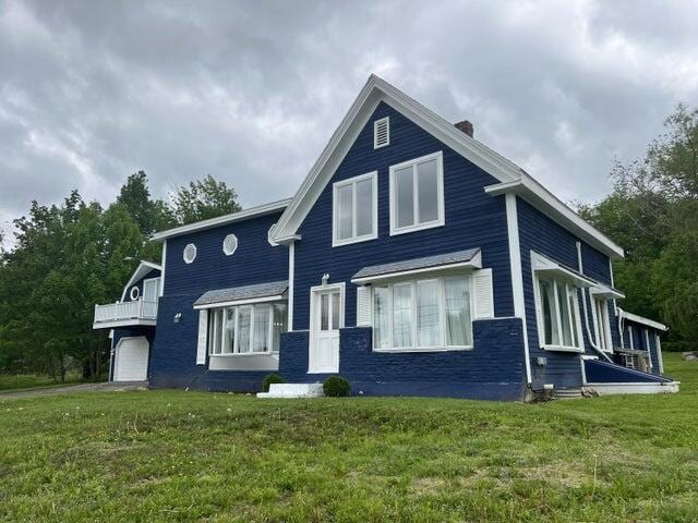 view of front of house with a front yard