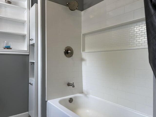 bathroom featuring shower / bath combo with shower curtain