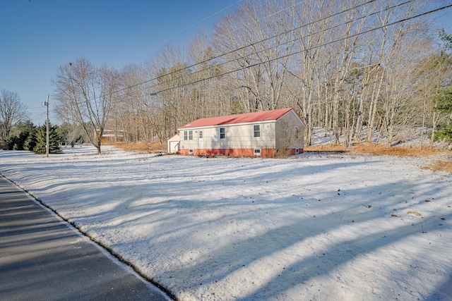 view of yard layered in snow