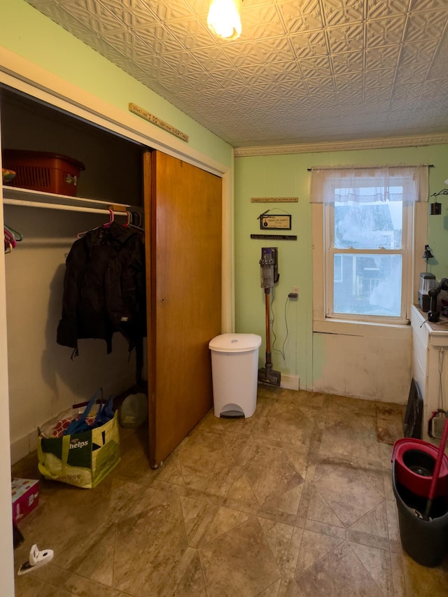 bathroom featuring ornamental molding