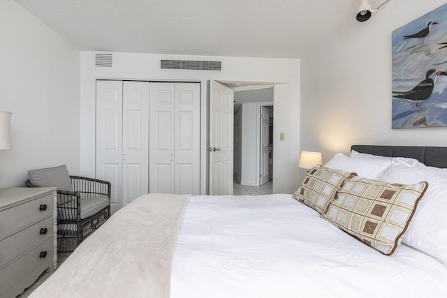 bedroom featuring a textured ceiling and a closet