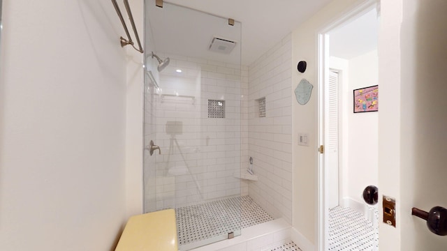 bathroom featuring a tile shower