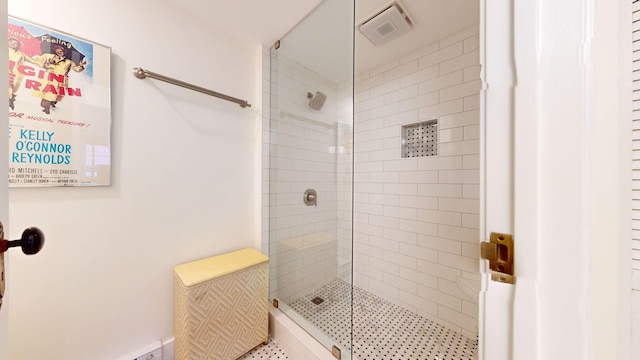 bathroom featuring a tile shower