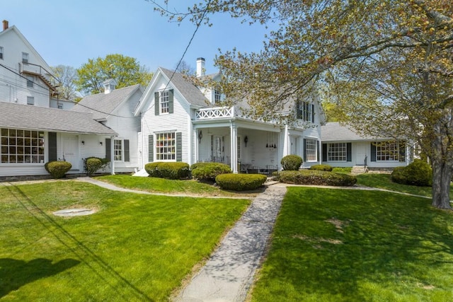 view of front of home featuring a front lawn