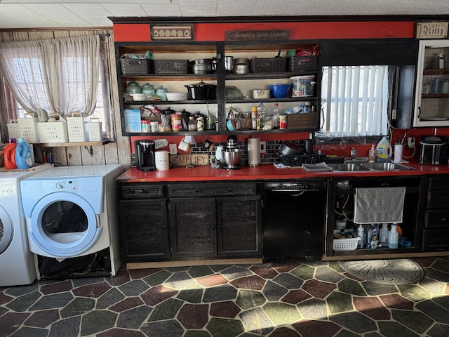 clothes washing area with wet bar, washing machine and dryer, and a healthy amount of sunlight