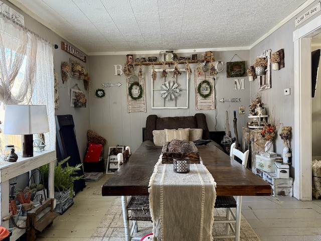 dining space with crown molding and light hardwood / wood-style floors