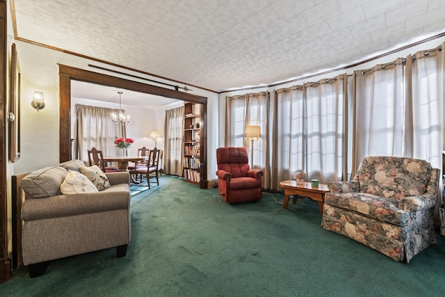 living room featuring crown molding, carpet floors, and a notable chandelier