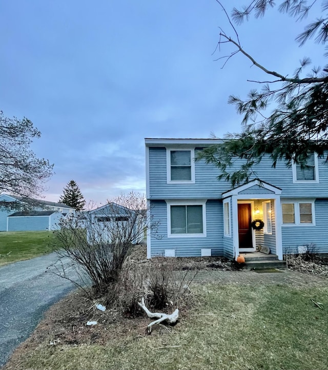 view of front of home featuring a front yard